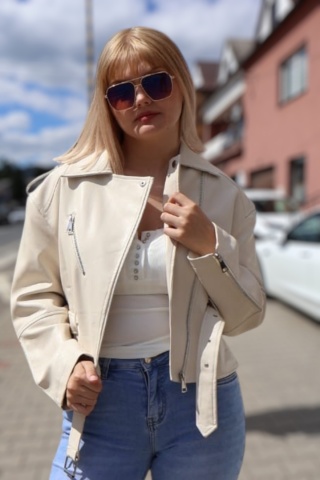 Ramoneska damska eco skora z asymetrycznym zapięciem i srebrnymi dodatkami