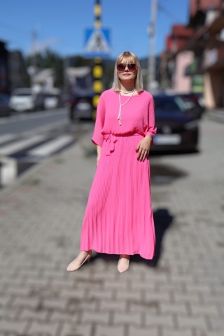 Różowa plisowana maxi sukienka z rękawem nietoperz