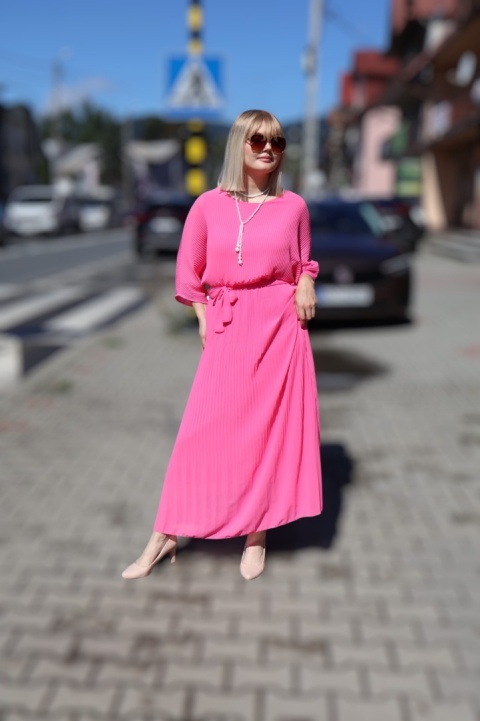 Różowa plisowana maxi sukienka z rękawem nietoperz
