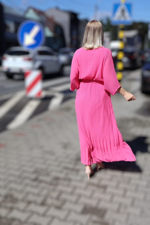 Różowa plisowana maxi sukienka z rękawem nietoperz