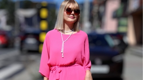 Różowa plisowana maxi sukienka z rękawem nietoperz