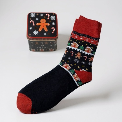 Świąteczne skarpetki z motywem piernikowym w ozdobnym metalowym pudełku Moraj
