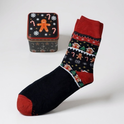 Świąteczne skarpetki z motywem piernikowym w ozdobnym metalowym pudełku Moraj