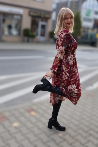 Szyfonowa rozkloszowana sukienka midi w kwiaty bordo