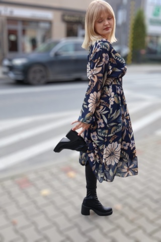 Szyfonowa rozkloszowana sukienka midi w kwiaty granat