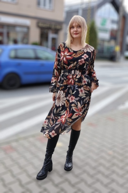 Szyfonowa rozkloszowana sukienka midi w kwiaty czarna