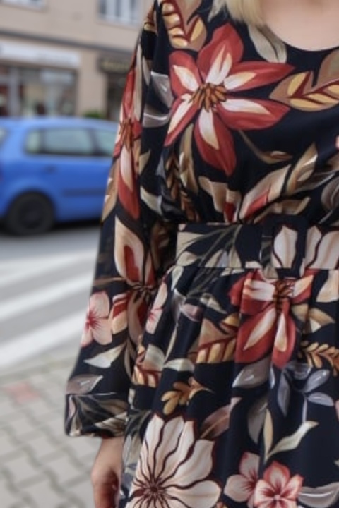 Szyfonowa rozkloszowana sukienka midi w kwiaty czarna