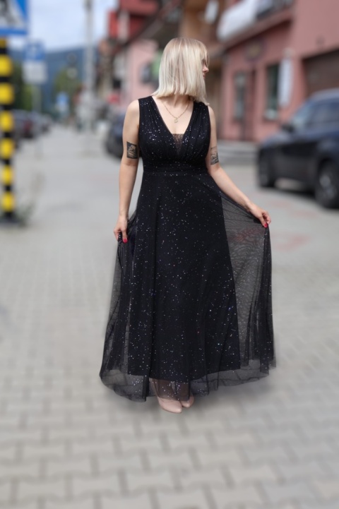 Wieczorowa tiulowa sukienka maxi z dekoltem w serek czarna