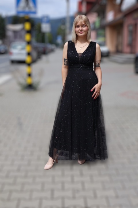 Wieczorowa tiulowa sukienka maxi z dekoltem w serek czarna