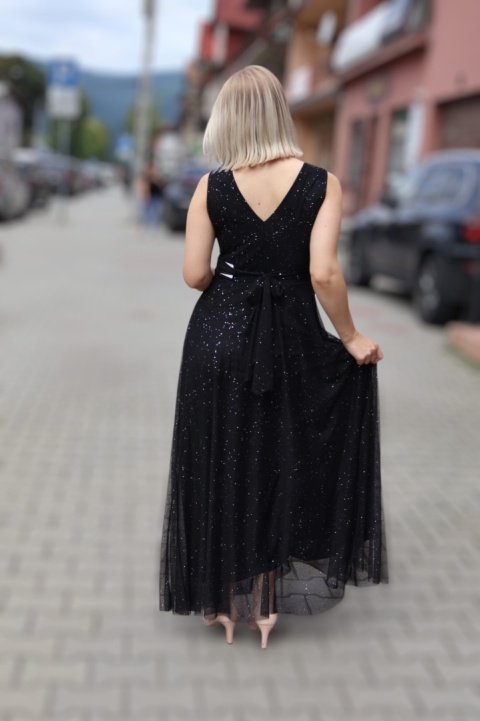 Wieczorowa tiulowa sukienka maxi z dekoltem w serek czarna