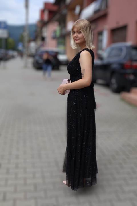 Wieczorowa tiulowa sukienka maxi z dekoltem w serek czarna