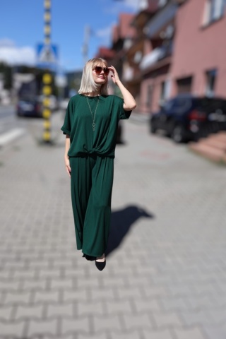 Wiskozowy, prążkowany komplet bluzka i spodnie z szerokimi nogawkami