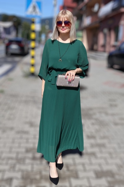 Zielona plisowana maxi sukienka z rękawem nietoperz