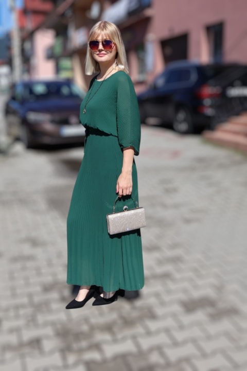 Zielona plisowana maxi sukienka z rękawem nietoperz