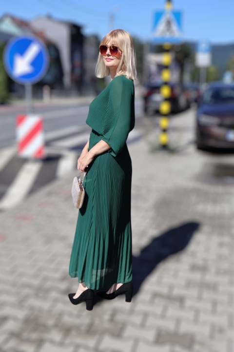 Zielona plisowana maxi sukienka z rękawem nietoperz
