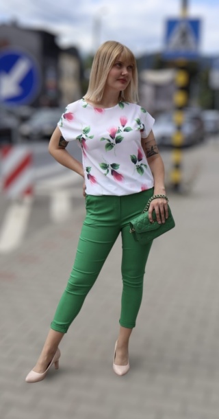 Zielone spodnie damskie dopasowane z elastycznego materiału