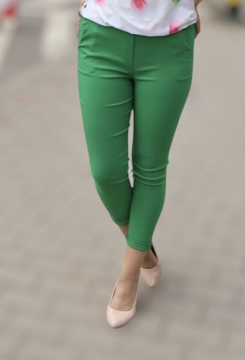 Zielone spodnie damskie dopasowane z elastycznego materiału