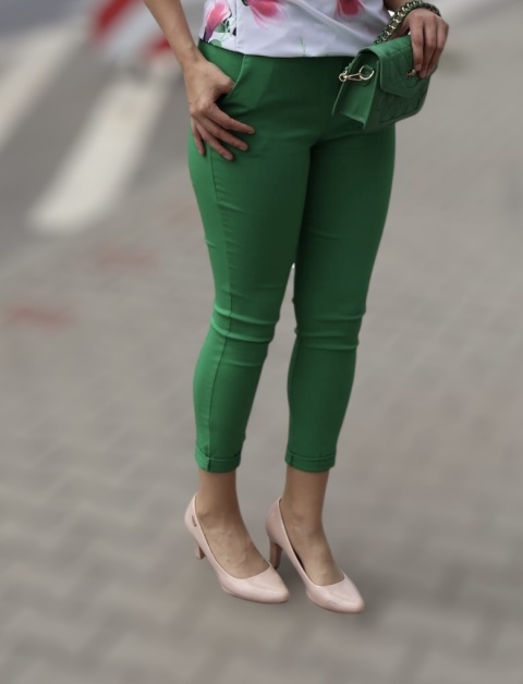Zielone spodnie damskie dopasowane z elastycznego materiału