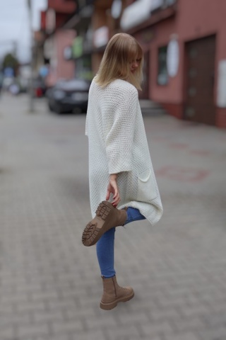 Długi kardigan ecru oversize z kieszeniami